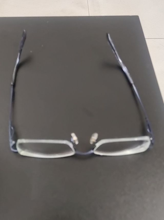 精工纯钛眼镜架：轻盈与简约