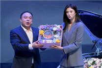 比亚迪第100万汉车主交车！女足最美门将赵丽娜