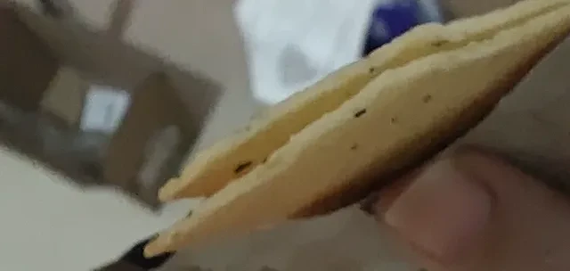 良品铺子海苔薄脆：一片入魂的咸香，藏在每个饿肚子的瞬间