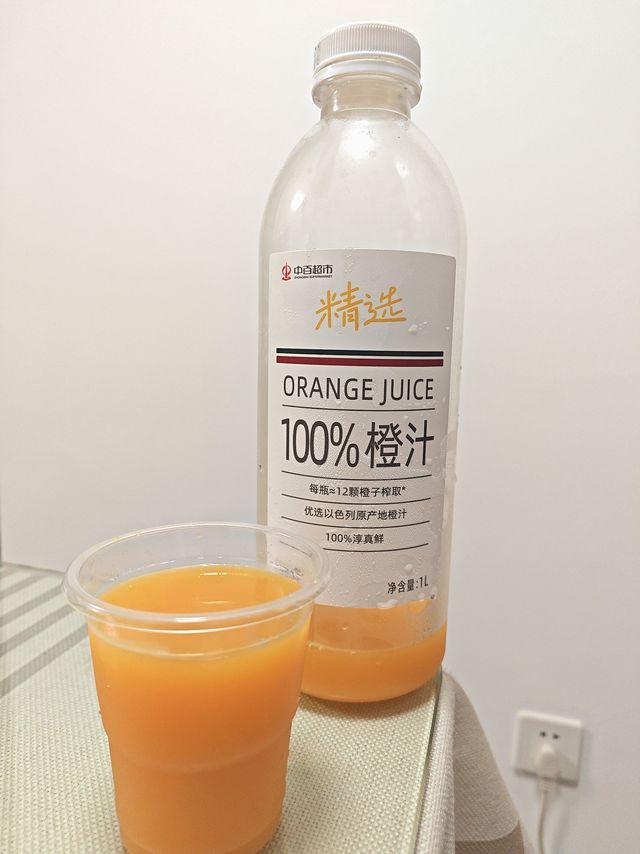 中百超市自己出的橙汁，10.9元略苦