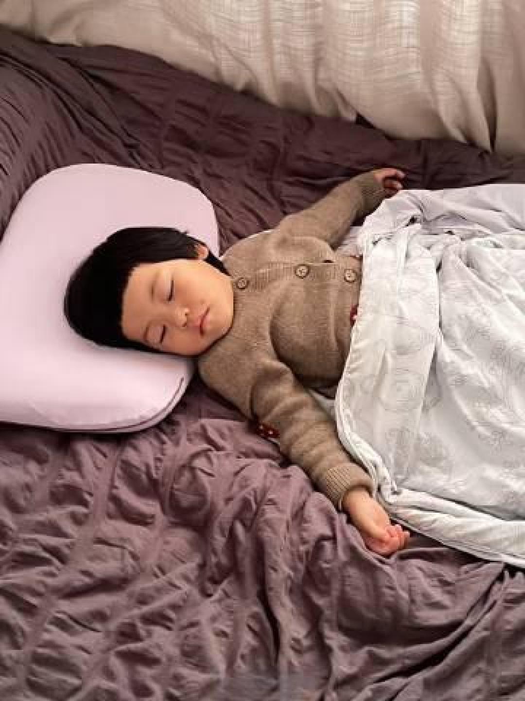 新生代哄睡枕黑科技：防吐奶设计+科学支撑让宝宝夜醒减少7次