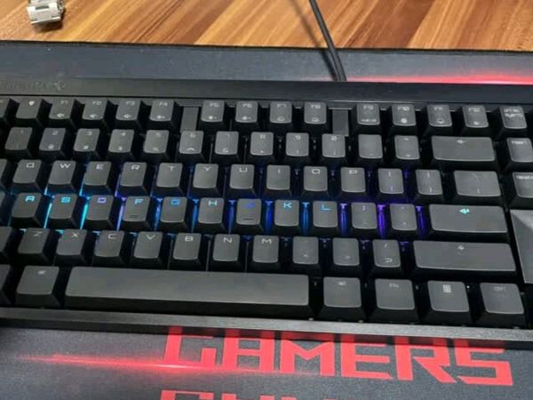 RGB混光全键无冲办公娱乐两不误