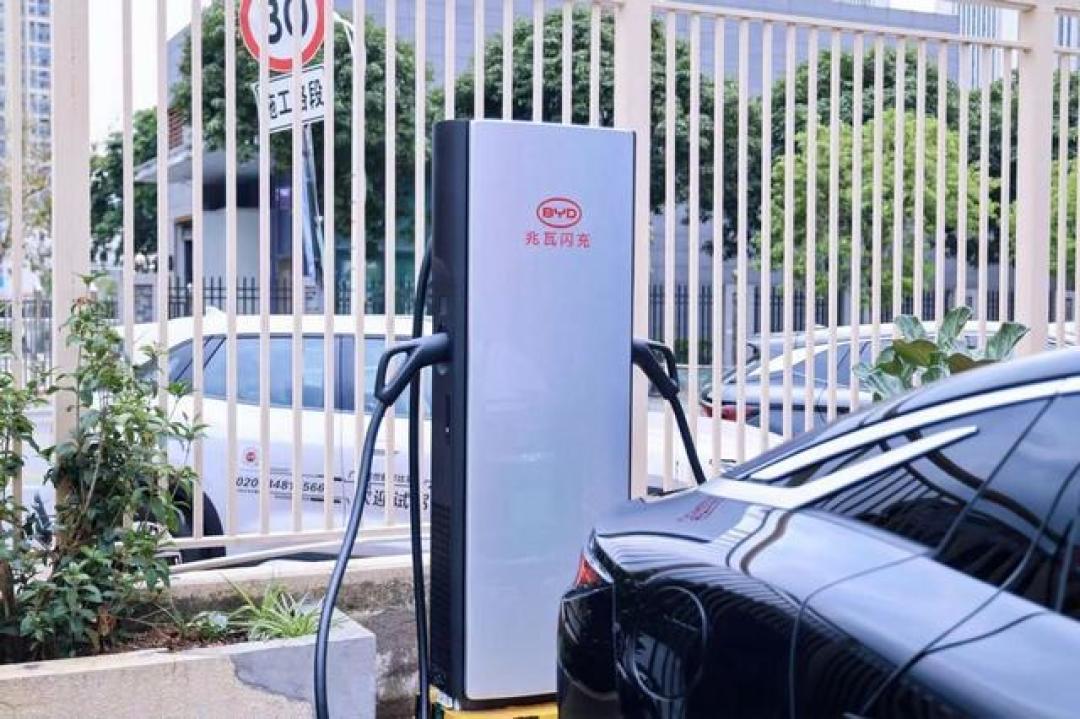 新能源超充竞赛升级:滴滴1600kW液冷桩领衔车企竞逐兆瓦快充新时代
