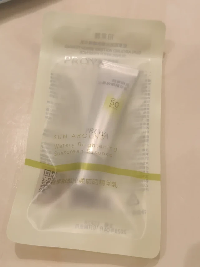 #所有女生分享官 #所有女生会员服务中心 #李佳琦官方社群 #PROYA珀莱雅 珀莱雅超膜银管防晒简直是通勤人的救星，SPF50+/PA++++的高倍防晒力，日常出门完全够用，暴晒下也不怕晒黑。最让我