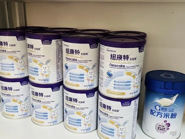医生👩‍⚕️推荐的纽康特太益啟。测了过敏原发现宝宝牛奶过敏，医生建议换深度水解奶粉，适度水解奶粉对过敏宝宝没有太大的作用，见我担忧怕口感不好宝宝不喝，便建议我们喝纽康特太益啟～
国内只有港版纽康特深度