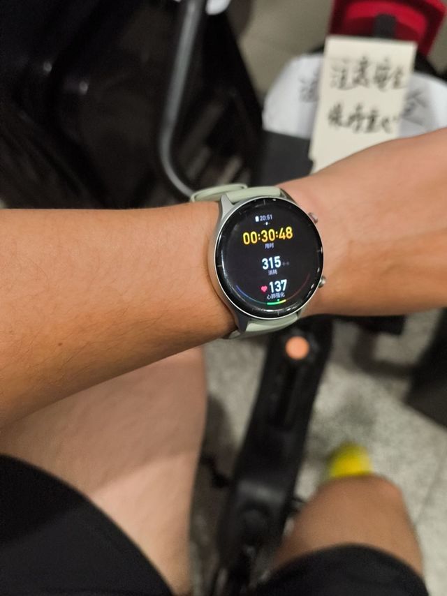 40岁的老爷们与运动手环和动感单车