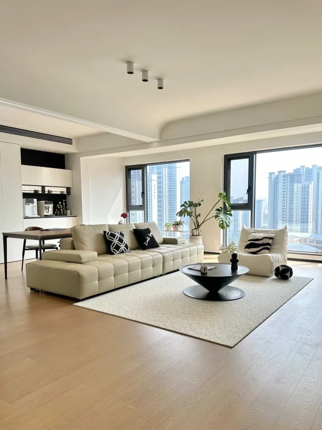 110平！15w尽力了...附清单👇
我家🏠建筑面积140平，套内118平
硬装花费15w，软装花费10w＋
拼尽全力装成自己想要的样子~
客厅是开间7米的大横厅
打通一间房合并成客厅
全屋木地板通铺