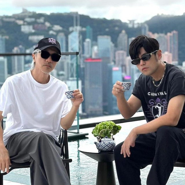 周董星爷罕见同框合照，脚下联名鞋款成焦点！陈冠希激动转发引热议