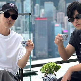 周董星爷罕见同框合照，脚下联名鞋款成焦点！陈冠希激动转发引热议