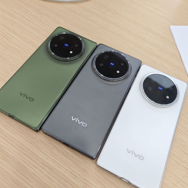 虽然说是常规升级，但是又领先了，先行者的vivo X Fold5青松色