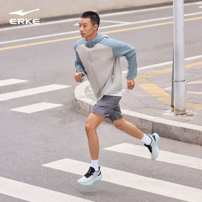鸿星尔克跑鞋