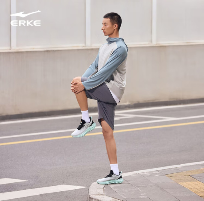 鸿星尔克跑鞋