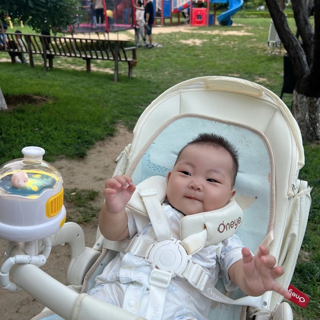 给婴儿车上装了个小风扇，会摇头能亮灯