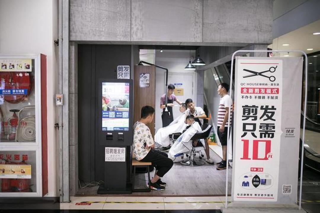 10元快剪店理发师月入两万：揭秘极简模式如何劈开美业暴利神话