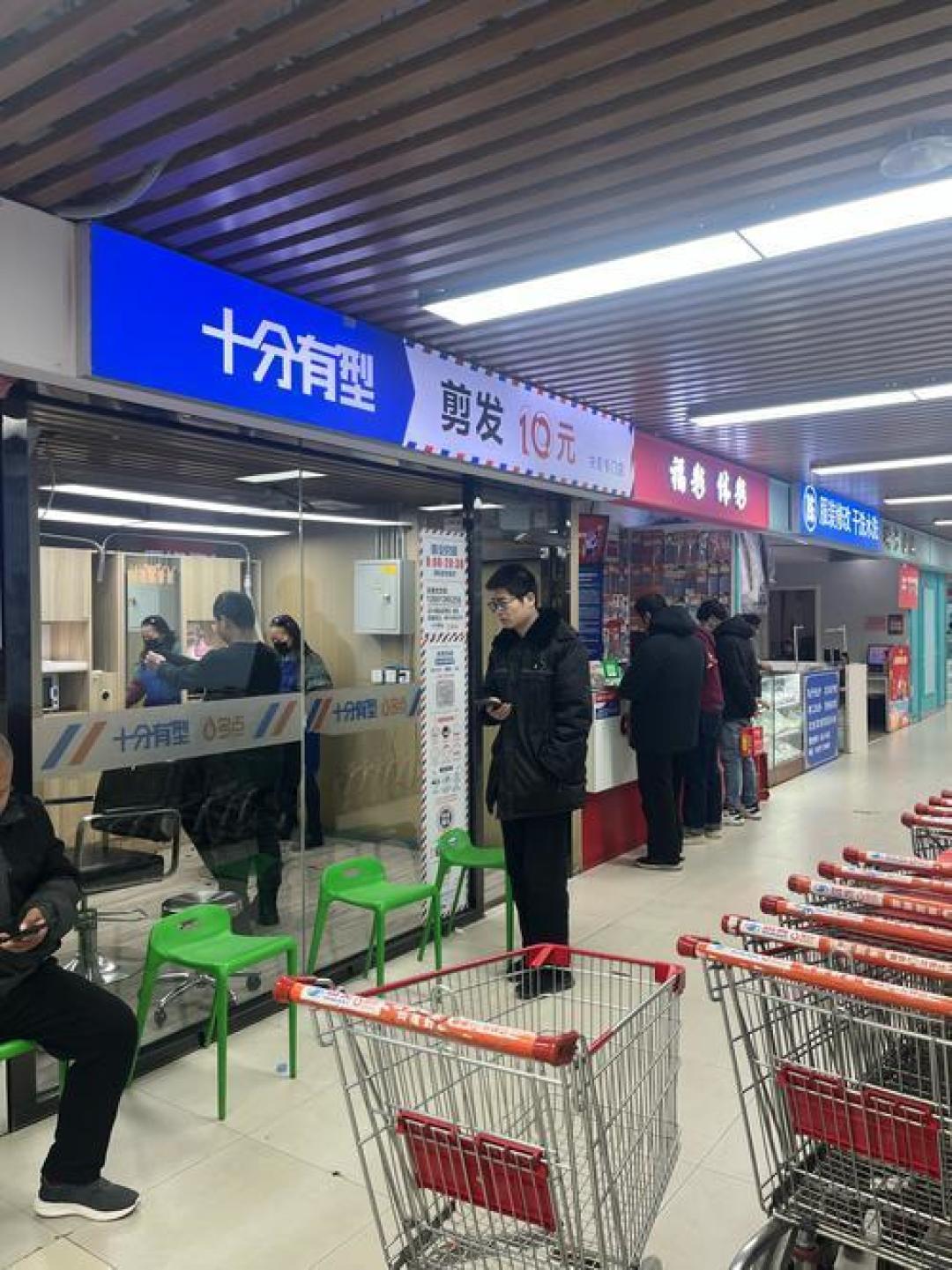 10元快剪店理发师月入两万：揭秘极简模式如何劈开美业暴利神话