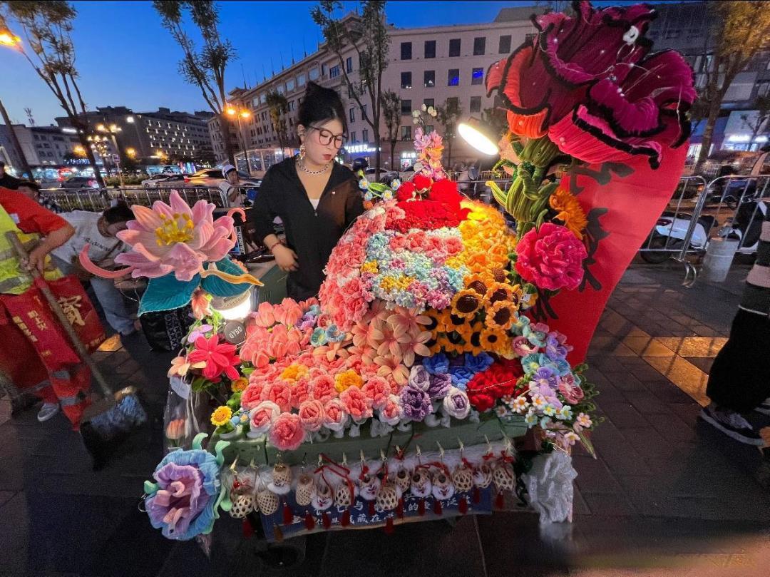非遗高定联名夜市摊位：半个时尚圈的摆摊革命正在重构消费新生态