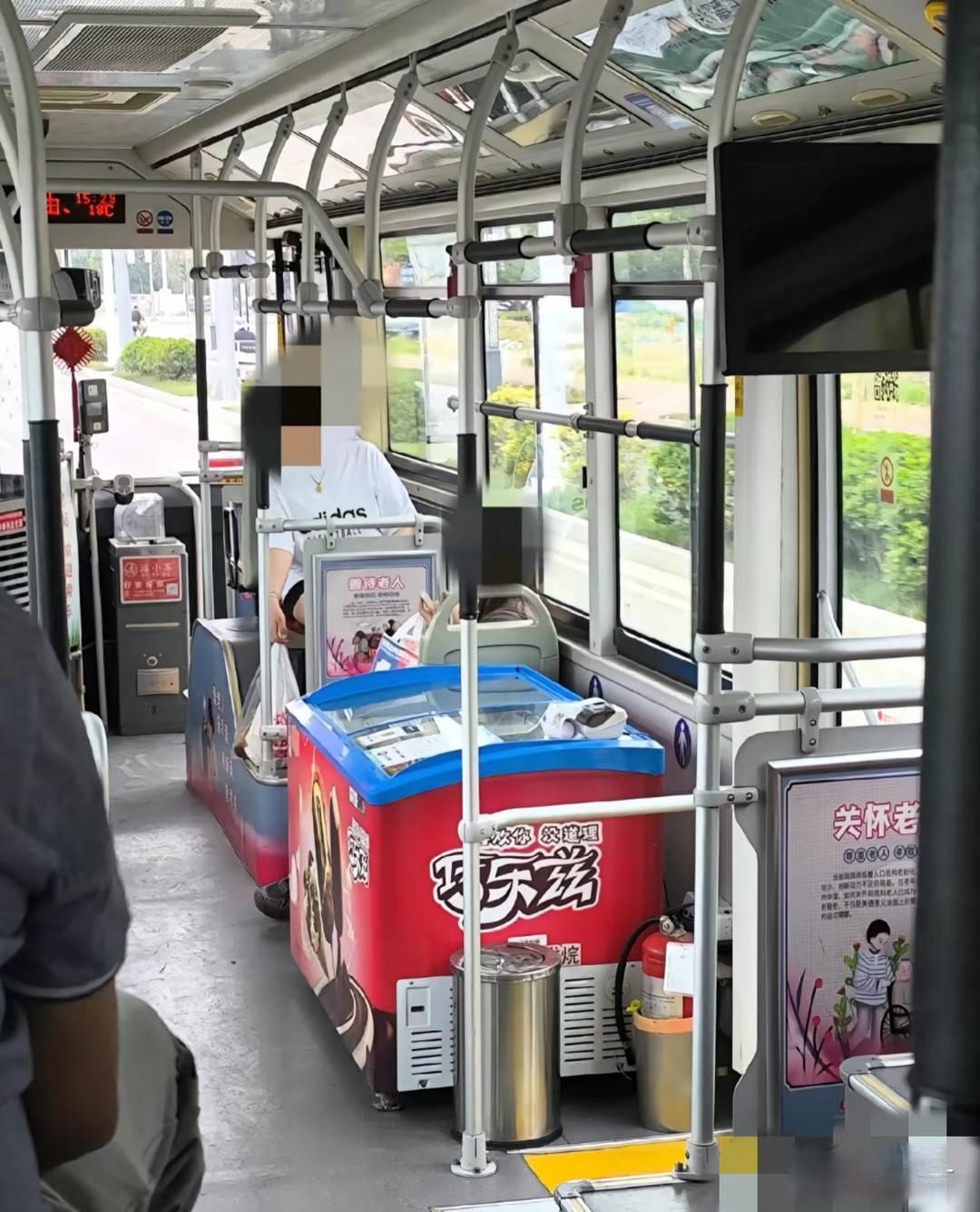 公交变身“移动便利店”引热议:冰柜冷饮在车厢安全与便民需求间如何破局