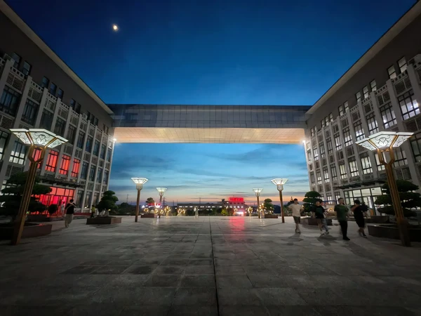 复习之余，再读《明朝那些事儿》。最后一章，崇祯皇帝自尽后，我以为作者会接着描写，大明的衰败，清军入关后的物是人非，可他没有，他写了徐霞客，在同朝的其他人争权夺利时，徐霞客却坐在了黄山顶听了一整天的大雪