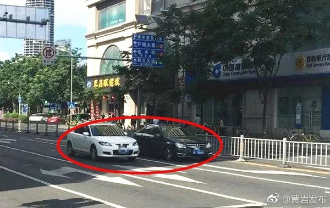 车辆“避晒式”等红灯引争议 网友吵翻很不道德自顾自己方便 交警:违法