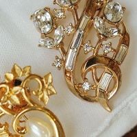 胸针：点亮日常服饰的精致选择