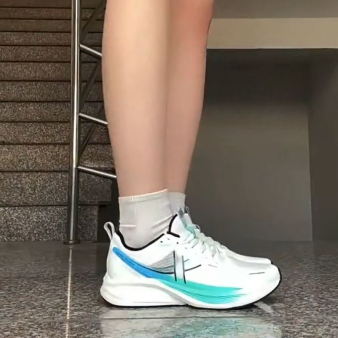 特步跑鞋