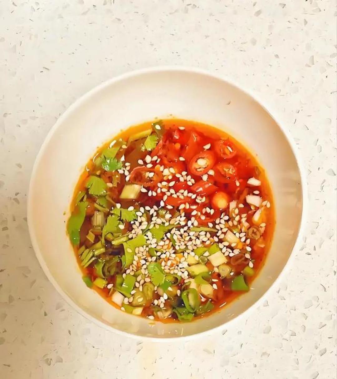盛夏厨房灵魂酱料：手作烧椒酱的万能秘籍与川渝风味哲学