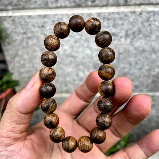 女士必看！这三种木质手串，戴对了气质翻倍！