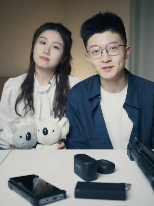 【机长】好用吗？近期不错的摄影配件大揭秘！ #摄影器材 本期为大家介绍一些近期我用过的好用的摄影配件！希望可以给大家一些购买参考
三脚架：﻿@富图宝官方账号﻿ 磐图起源O-8H
麦克风：﻿@MOMA猛