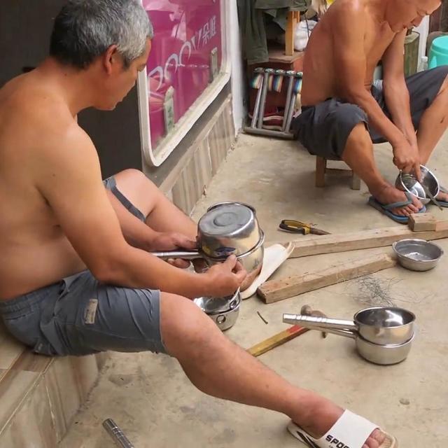云南人抓知了的奇特方法，自制工具太高效了，20多分钟抓一大袋子