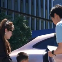 美美侃车 篇零：雷军35℃高温为首批YU7车主开车门，车主：被雷总宠成“小米公主”