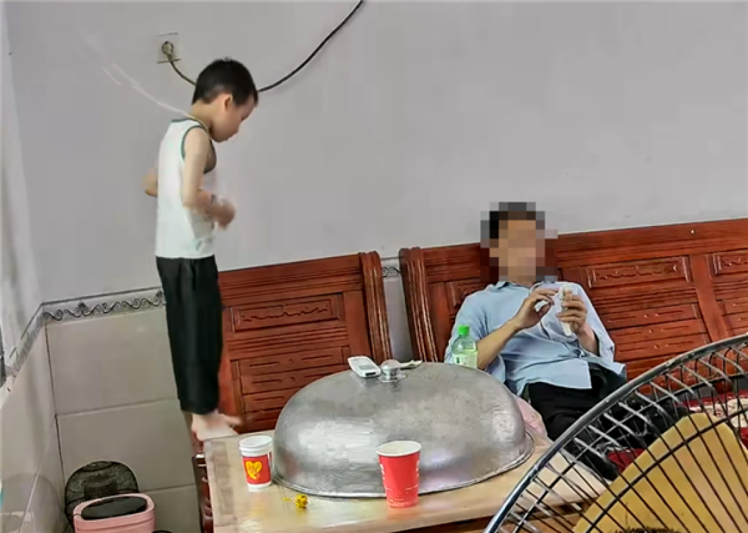 男童沙发上玩吊绳套头 意外变上吊：还好大人就在旁边