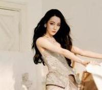 迪丽热巴一袭银灰抹胸长裙，宛如美神降临现实，太美了