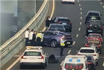 女子高速开“智驾” 退出后车辆突然偏离撞车