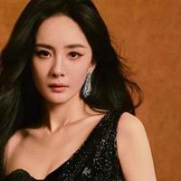 杨幂身穿黑色单肩鱼尾裙，女王气场全开，这样的大幂幂谁能不爱？