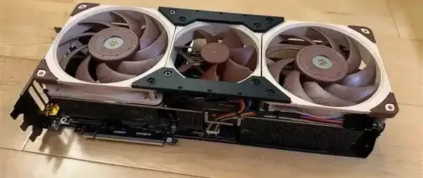 RTX 5090改造五个风扇！噪音几不可闻