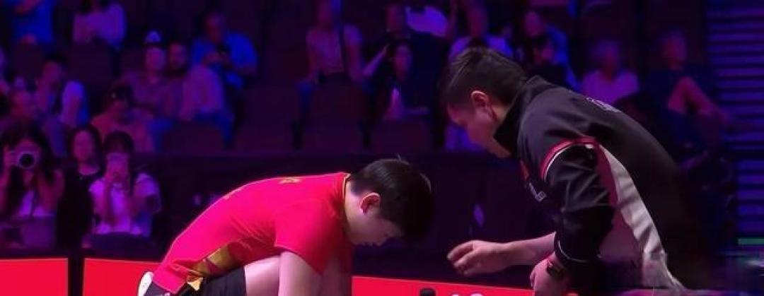 王励勤场边助阵孙颖莎3-2险胜 对手赛后感慨"像挑战AI"
