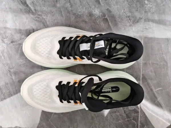 夏天就是要出汗，试试这款鸿星尔克沙发跑步鞋