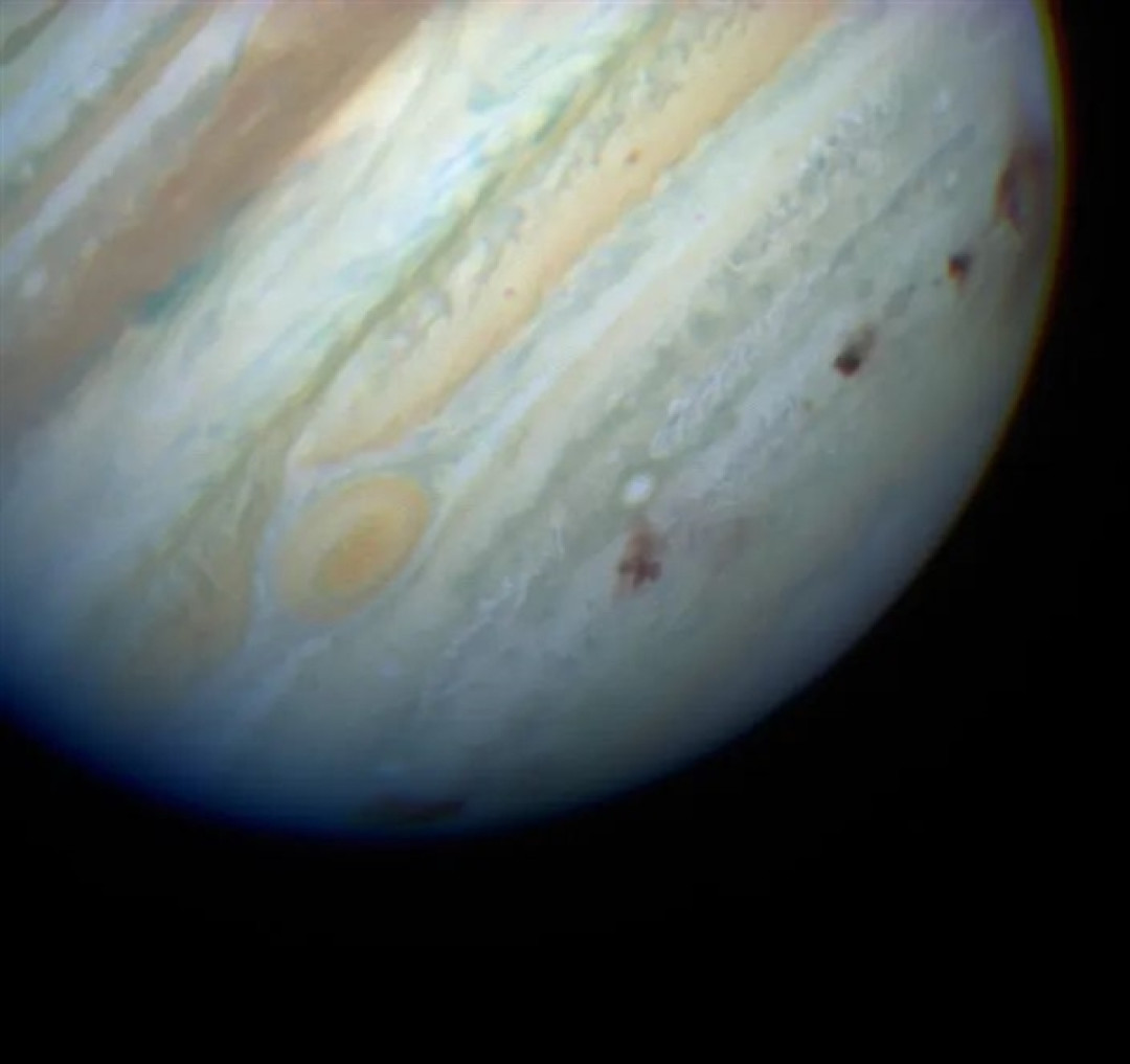 土星:我好像被一个不明物体撞了一下腰