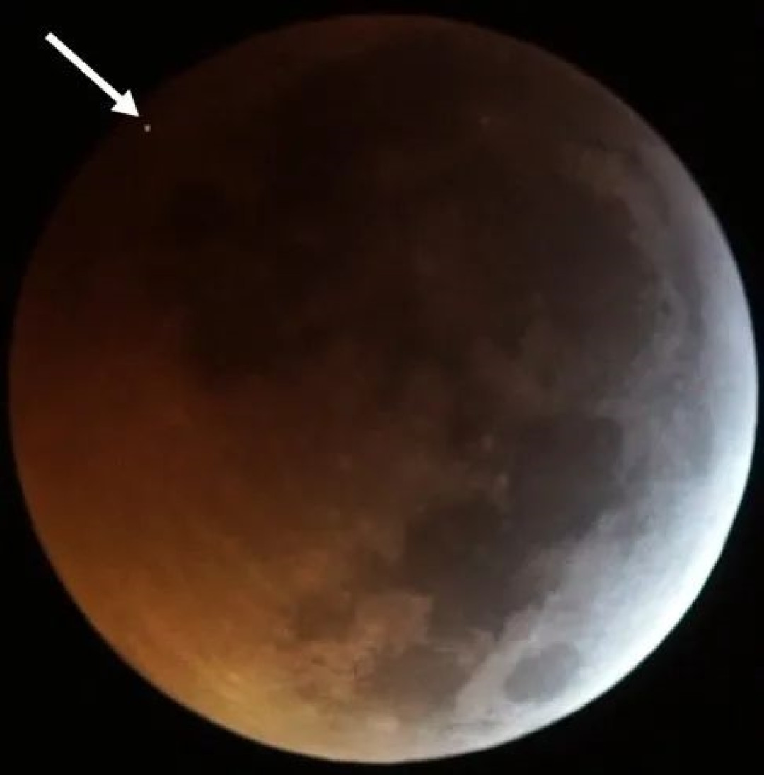 土星:我好像被一个不明物体撞了一下腰
