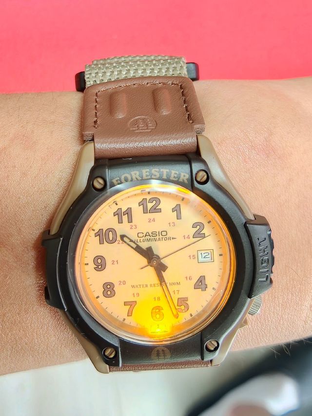 橘色小灯点缀，个性腕表闪耀时光