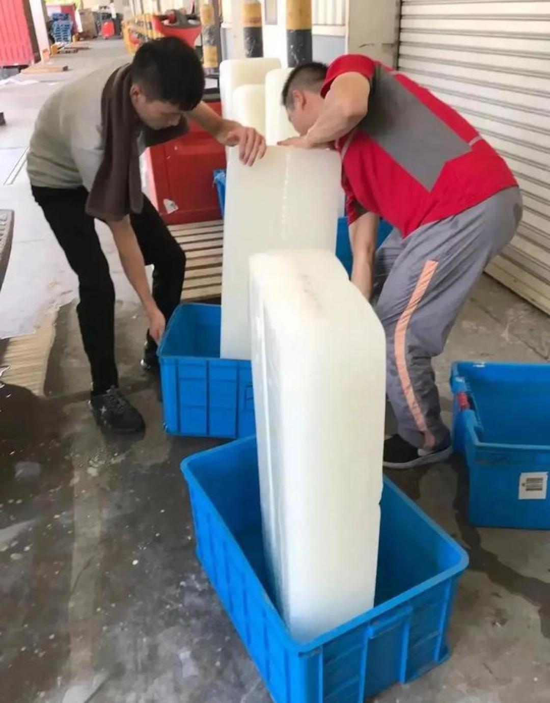 冰块日均出库300吨仍断货！郑州制冰厂高温下24小时运转，建筑海鲜垂钓赛道抢冰工人月入过万