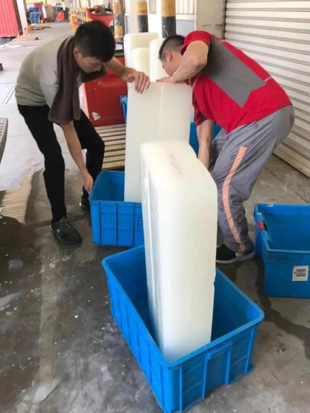 冰块日均出库300吨仍断货！郑州制冰厂高温下24小时运转，建筑海鲜垂钓赛道抢冰工人月入过万