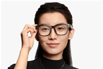 美女产品经理戴小米AI眼镜在沙漠跑酷：直呼“超刺激”