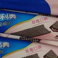 奥利奥双心脆威化：咬开时，草莓与可可在舌尖跳圆舞曲