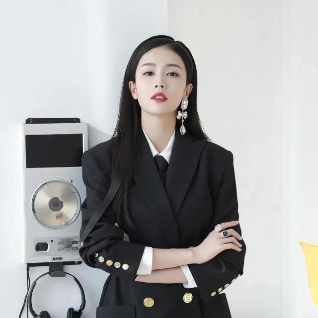 白鹿黑色西装裙 + 白色内搭，搭配白色中筒靴，怎么看怎么飒爽