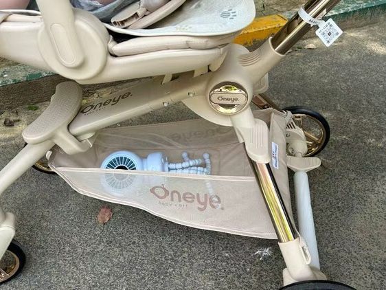 Oneye婴儿推车：轻松带娃出门