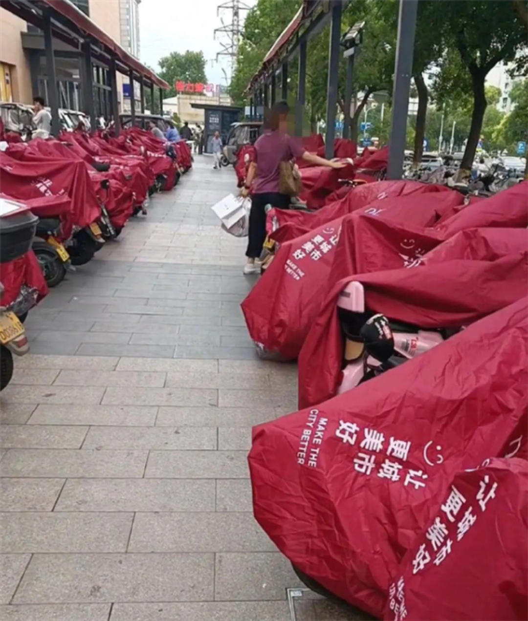 网友称赞雨天给顾客电瓶车搭雨披 胖东来:一直有这项服务