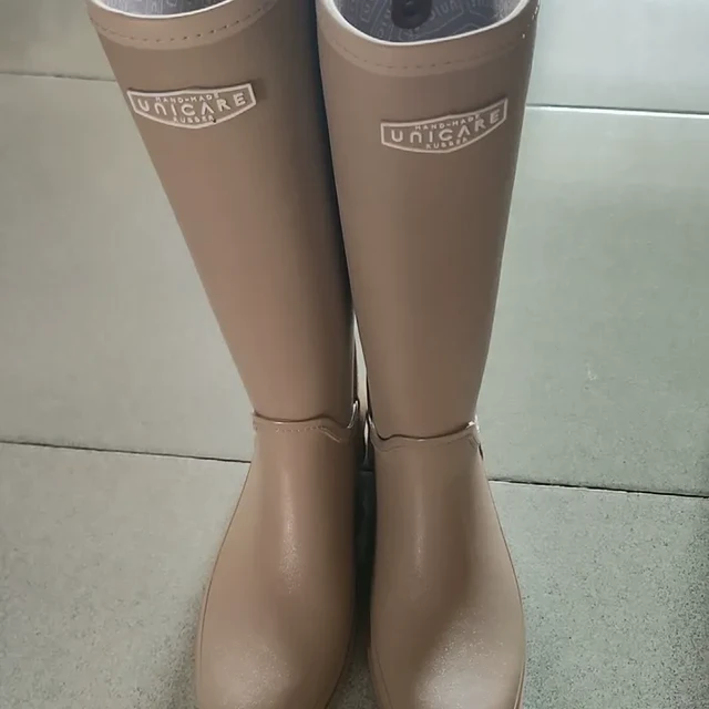 穿 UNICARE 高筒雨靴出门，雨天防潮全攻略 get 起来！​
