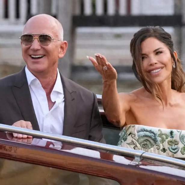 贝索斯二婚有多壕？90架私人飞机接宾客，装甲车全程守卫新娘钻戒