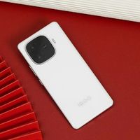 iQOO更亲民了，骁龙8sGen3+6400mAh+DC调光，16GB+256GB仅1459元